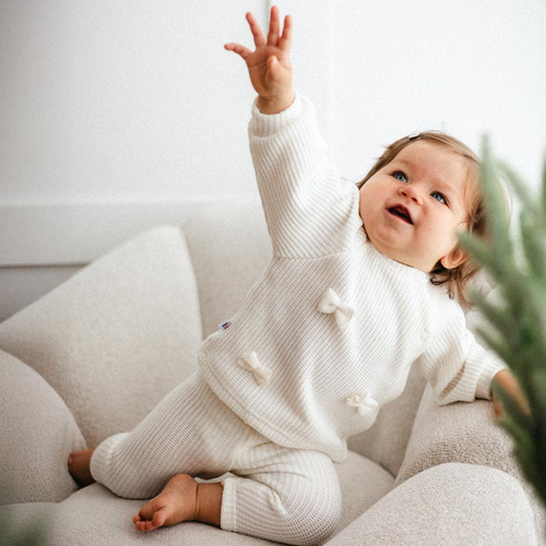 Пуловер Fluffy Tails Eevi за момиче - екрю, с панделки и маншети