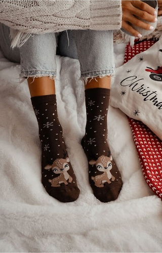 1283-036 Дамски чорапи „Малък елен Милена“, кафяви - коледни, цветни, памучни