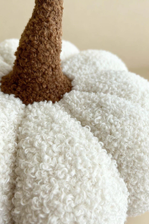 Декоративна възглавница с тиква букле от Needle and Thread – бяла, есенна и Хелоуинска декорация