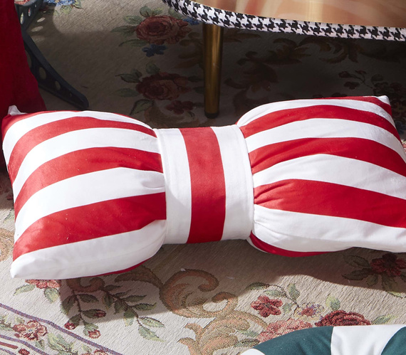 Коледна възглавница с панделка 30x50 велур от под иглата и конеца – коледна украса