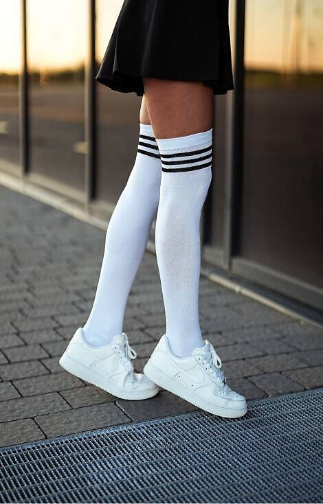 0293-002 Раирана връзка Дамски чорапи над коляното Милена - бяло-черно