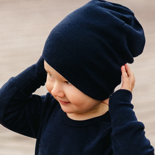 Бебешка шапка от мериносова вълна Eevi – тъмносиня, мека и дишаща