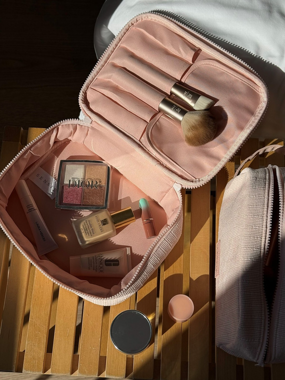 Козметичка Large Sensis – Елегантна, Място за Четки, С Ребрист Материал и цип