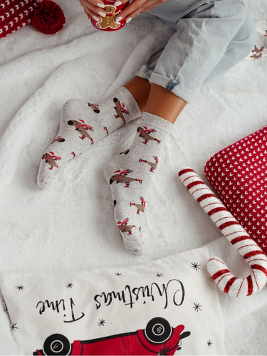 1283.041 Чорапи Милена с капибара на ледени кънки – Дамски коледни чорапи, светъл меланж