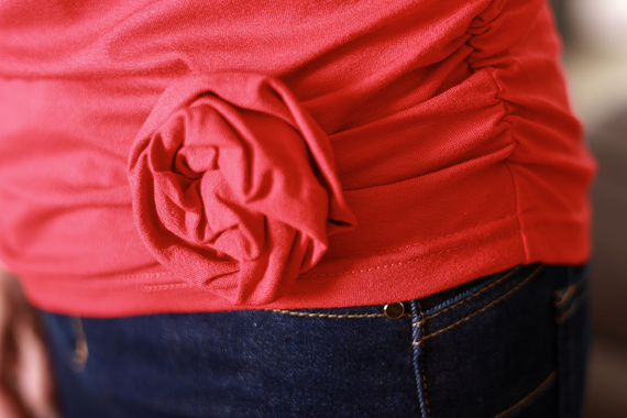 Дамска блуза Lily Mirale от вискоза - къс ръкав, декоративна роза - червена