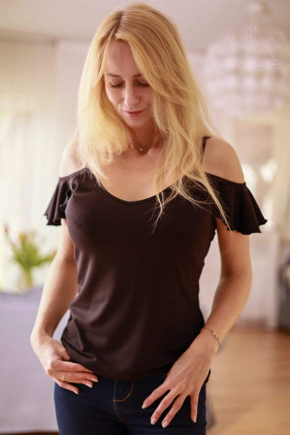 Дамска блуза Vera Mirale - отворено рамо, волан, вискоза - черна