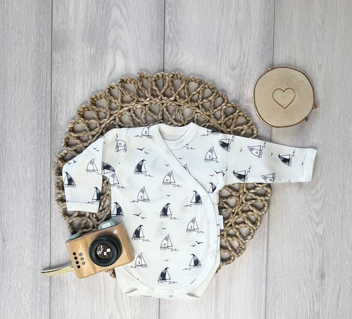 Бебешко боди BD16026 кораби – памучно боди с дълъг ръкав за бебе