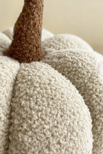 Декоративна възглавница с тиква букле от игла и конец – бежова, есенна и хелоуинска декорация