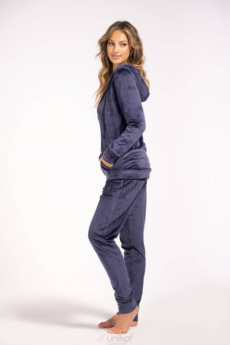 Имат уникален тъмносин комплект анцуг