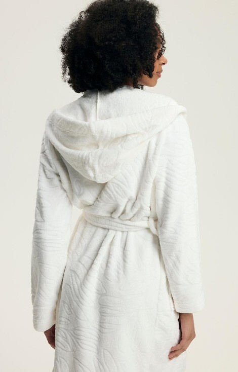 43612 Крем халат за жени Daryl Henderson - с качулка, релефен мотив