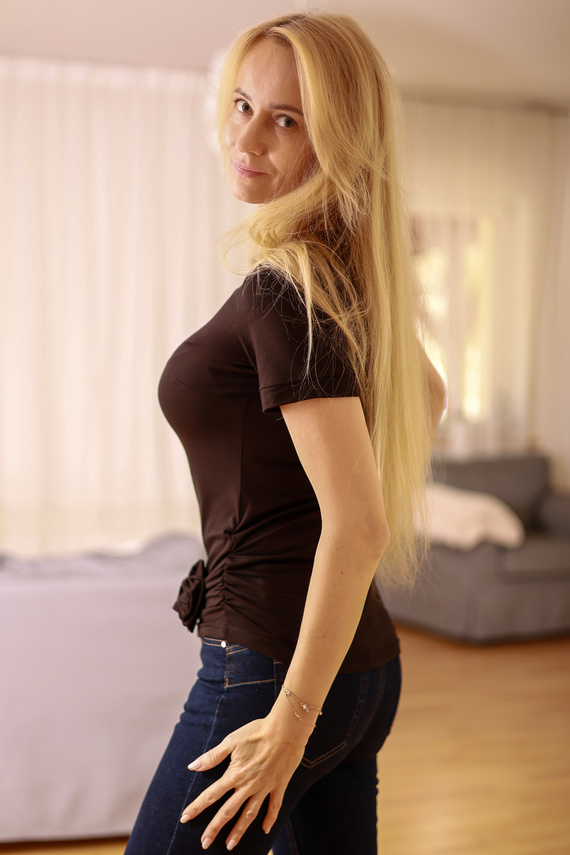 Дамска блуза Lily Mirale от вискоза - къс ръкав, декоративна роза - черна