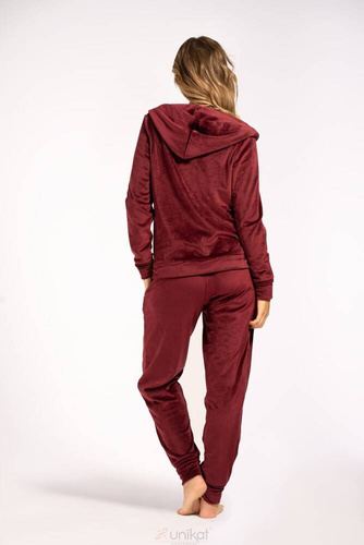 Имат уникален анцуг в цвят бордо