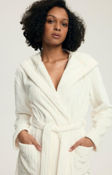 43600 Дамски халат с качулка Dionne Henderson Cream – мек, дълъг, оребрен