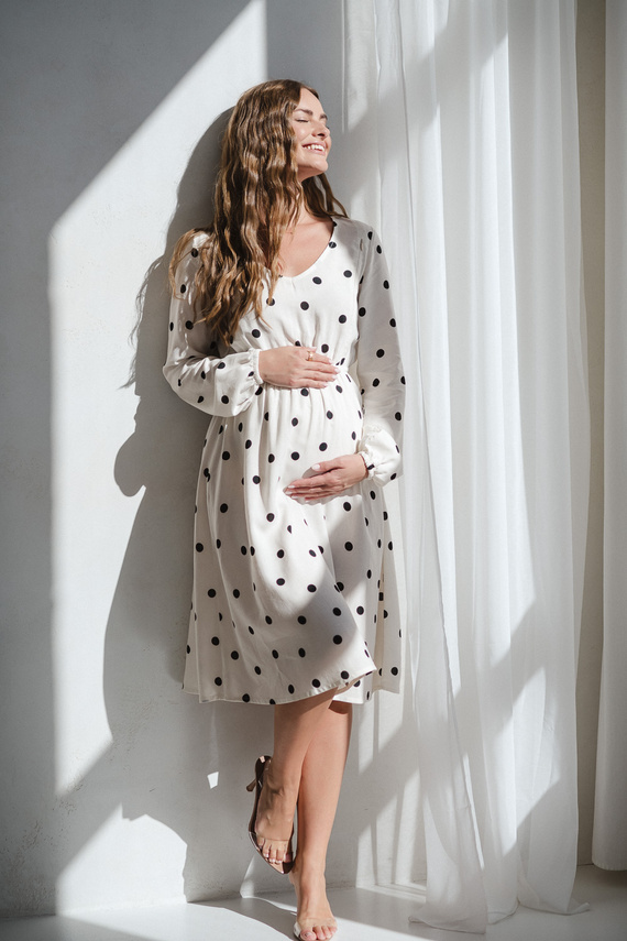 Прекрасна миди рокля Milk&Love на кремави точки – рокля за бременни и кърмене от лен, елегантна кройка с ципове за кърмене