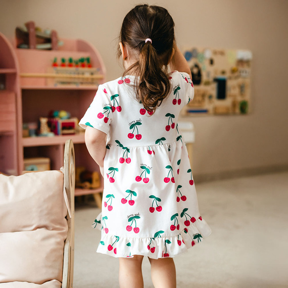 Детска рокля ecru с вишни Cherry Eevi – мека, комфортна, за пролетта и лятото