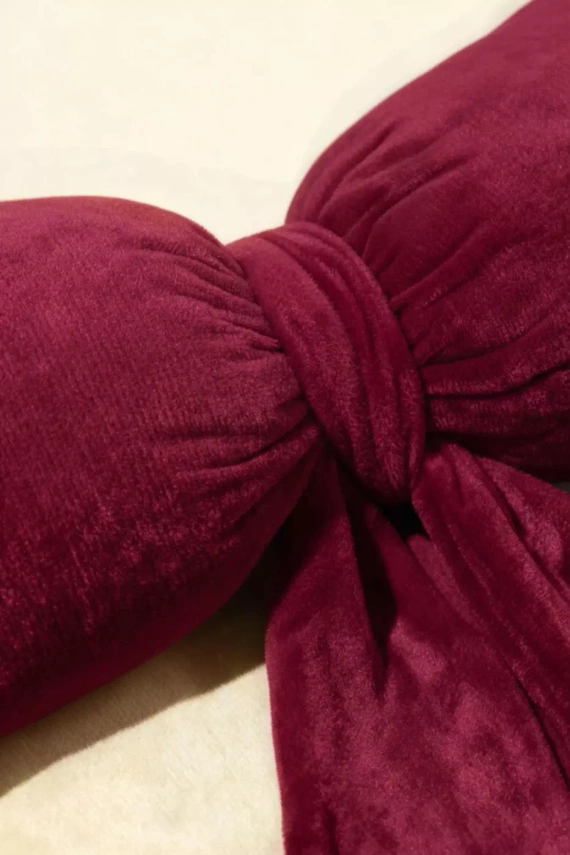 Коледна възглавничка с панделка от Needle and Thread – бордо кадифена възглавничка, сертифицирана от Oeko-Tex