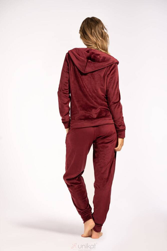 Имат уникален анцуг в цвят бордо