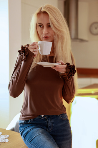 Блуза Nessy Mirale от микрофибър – дамска блуза с декоративна роза