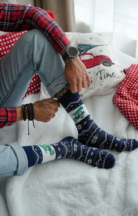 1290-030 Мъжки коледни чорапи Милена, тъмносини 02 – Кола с елха, памук