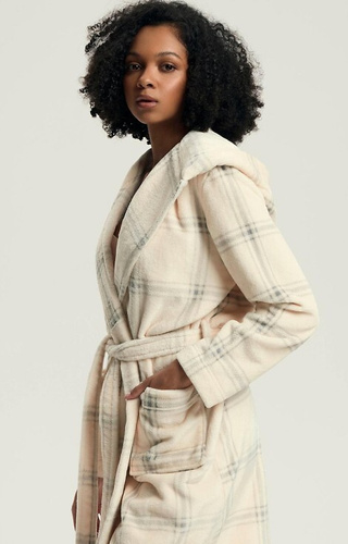 43596 Дамски халат Danna Henderson, бял - с качулка, кариран