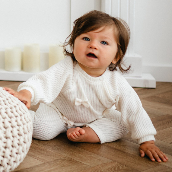 Пуловер Fluffy Tails Eevi за момиче - екрю, с панделки и маншети