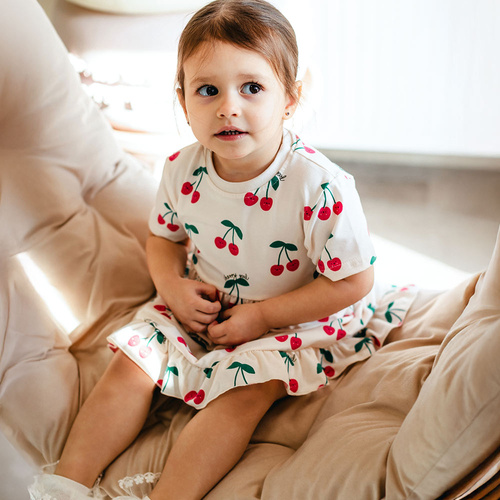 Детска рокля ecru с вишни Cherry Eevi – мека, комфортна, за пролетта и лятото