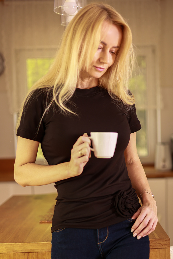 Дамска блуза Lily Mirale от вискоза - къс ръкав, декоративна роза - черна