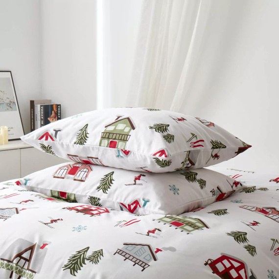 Коледно спално бельо от памучен сатен „Ски“ от Spod Igły i Nitki бяло, червено, зелено – елегантно и меко