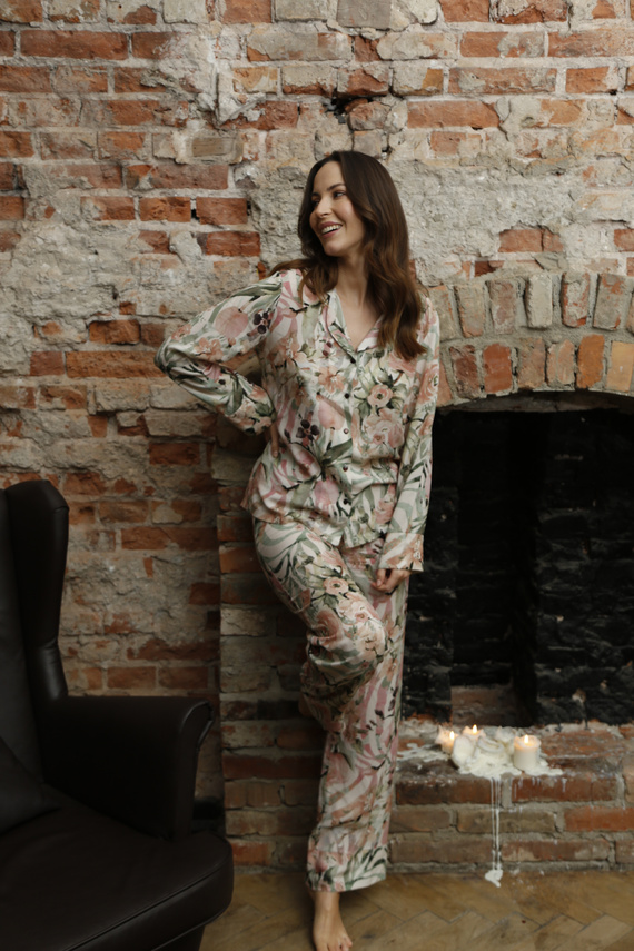 86632 Дамска пижама Ines с цветя тип чайка с цип