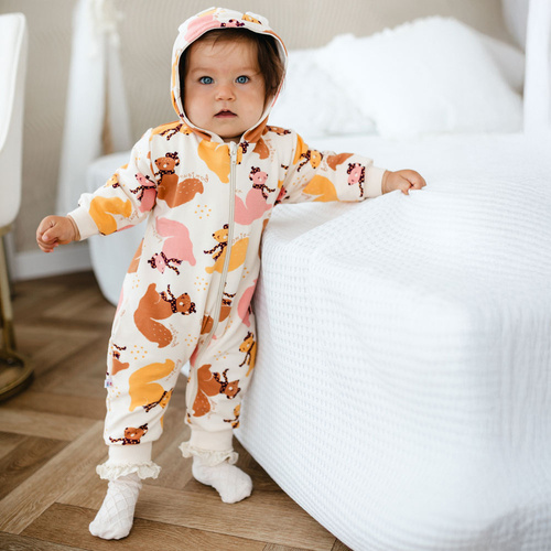 Детски анцуг Fluffy Tails Eevi - екрю, с качулка и есенен принт
