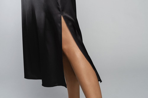 Докосване на нощницата с тясна презрамка, дълга Italia Fashion - черна