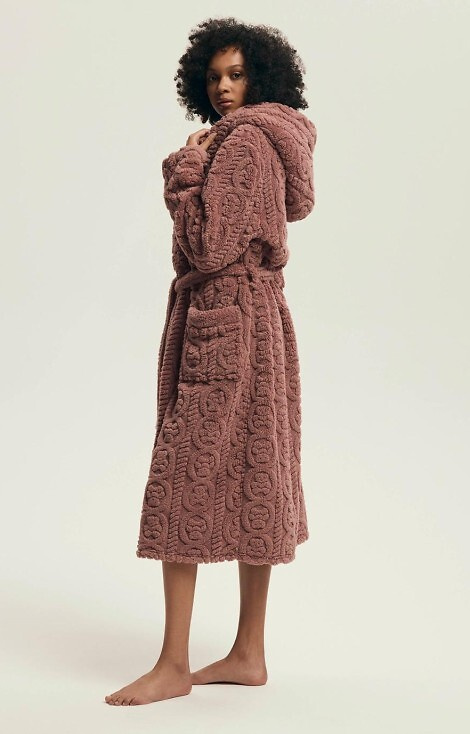 43592 Дарлена Хендерсън прашно розово – дамски дълъг, мек, шарен халат с качулка