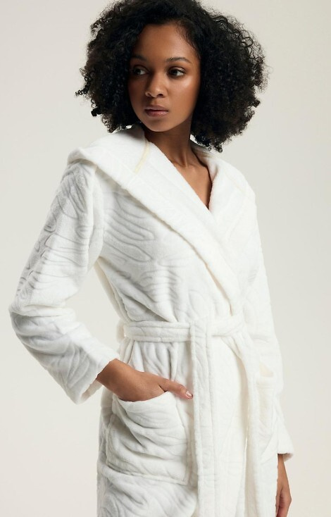43612 Крем халат за жени Daryl Henderson - с качулка, релефен мотив
