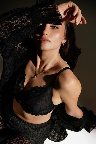 Ava Soft 2253 Maxi – Черен дантелен сутиен, пълни чашки, без банел, странично подсилване, стабилен и елегантен