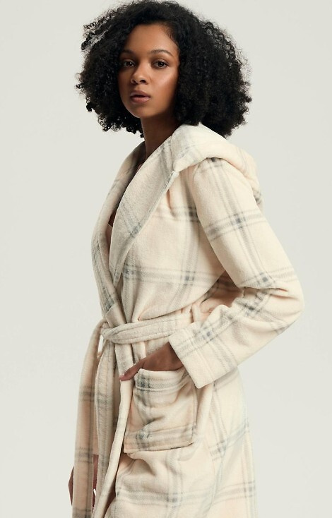 43596 Дамски халат Danna Henderson, бял - с качулка, кариран