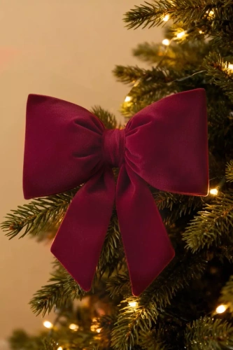Коледна възглавничка с панделка от Needle and Thread – бордо кадифена възглавничка, сертифицирана от Oeko-Tex