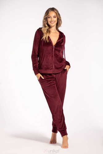 Имат уникален анцуг в цвят бордо