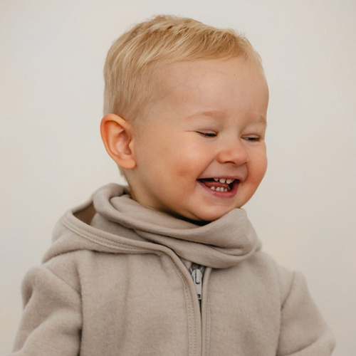 Детски шал Eevi от мериносова вълна - бежов, мек и дишащ