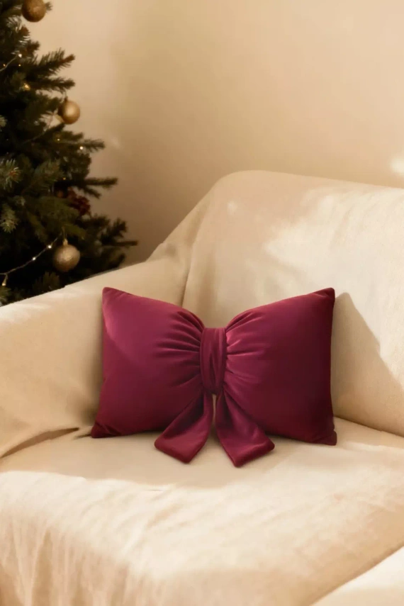 Коледна възглавничка с панделка от Needle and Thread – бордо кадифена възглавничка, сертифицирана от Oeko-Tex