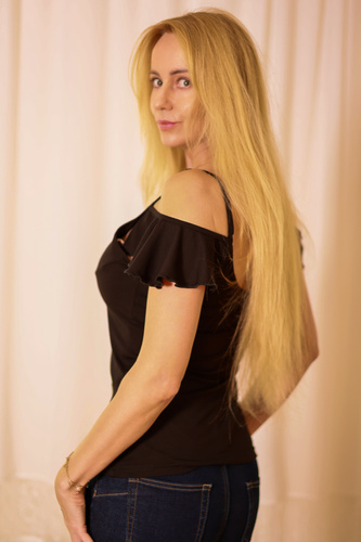 Дамска блуза Vera Mirale - отворено рамо, волан, вискоза - черна