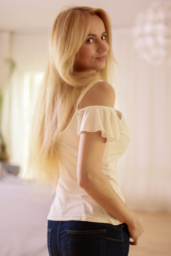 Дамска блуза Vera Mirale - отворено рамо, волан, вискоза - екрю