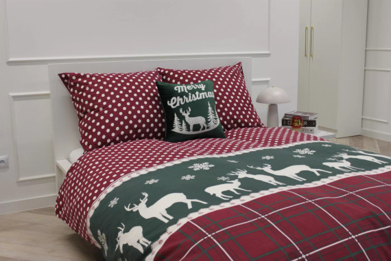 Коледен комплект спално бельо от памук от Spod Igły i Nitki – карирани елени на точки, червено-зелено, комплект с цип, 100% памук