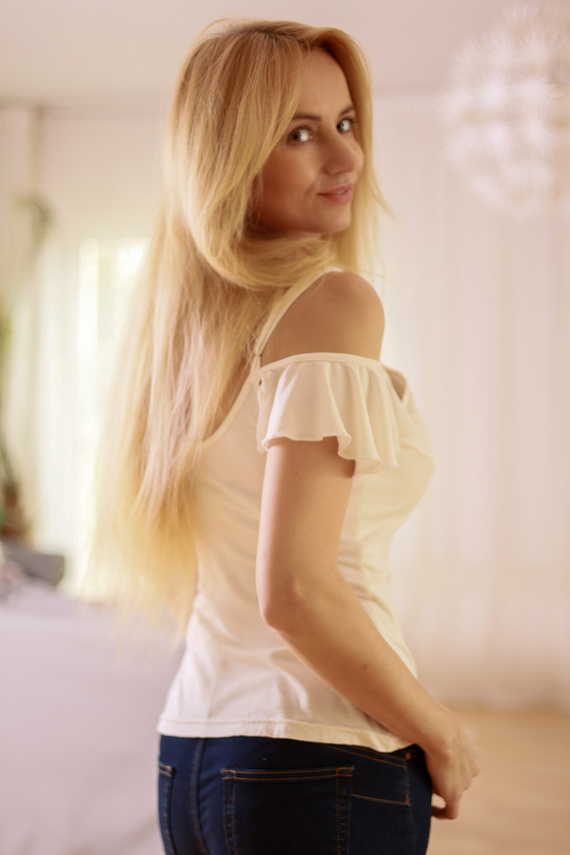 Дамска блуза Vera Mirale - отворено рамо, волан, вискоза - екрю