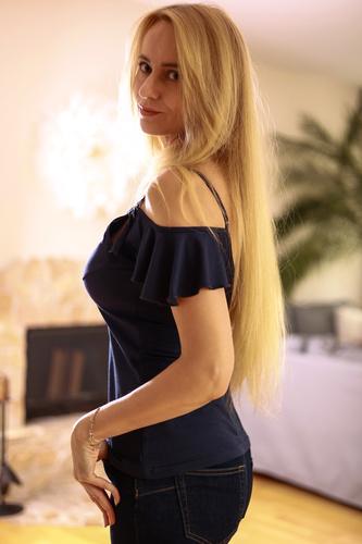 Дамска блуза Vera Mirale - отворено рамо, волан, вискоза - тъмносиньо