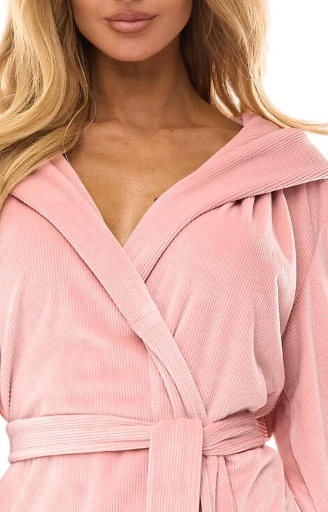 2509 Szlafrok damski L&L Luna krótki z kapturem pudrowy róż – wygodny i lekki