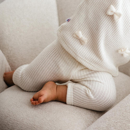 Бебешки клин Fluffy Tails Eevi – пуловер в цвят екрю, с панделка на талията