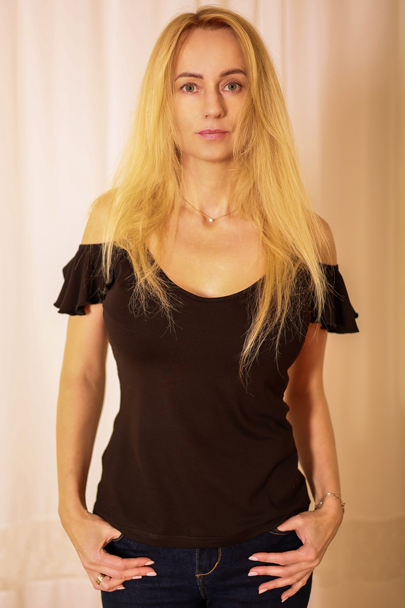 Дамска блуза Vera Mirale - отворено рамо, волан, вискоза - черна