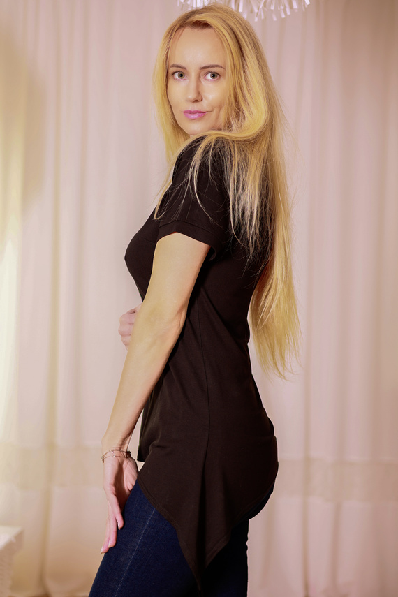 Блуза Aria Mirale - вискоза, асиметрична, V-образно деколте - черна