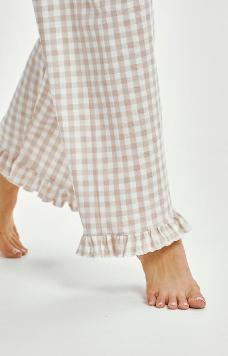 3438 Дамска бежова памучна пижама Vera Taro - дълги ръкави, кариран панталон с волани