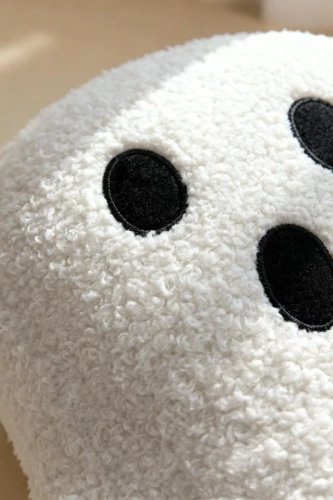 Декоративна възглавница „Призрачен букле“ от „Под иглата и конеца“ – бяла 28x40 см, декорация за Хелоуин и есен